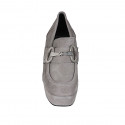 Mocassino da donna con plateau e accessorio in camoscio grigio tacco 10 - Misure disponibili: 42, 43, 44