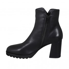 Woman's ankle boot in black... 2