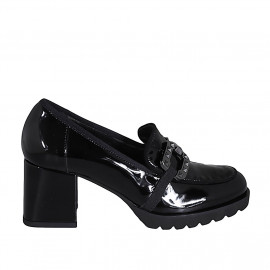 Woman's loafer in black...