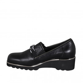 Woman's highfronted shoe with elastics, chain and removable insole in black leather wedge heel 4 - Available sizes:  43 2