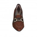 Mocasin à bout pointu pour femmes avec accessoire en daim cognac et cuir verni marron talon 6 - Pointures disponibles:  42, 43, 44, 45
