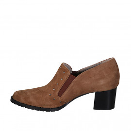 Chaussure fermée pour femmes avec elastiques et goujons en daim cognac talon 5 - Pointures disponibles:  42, 43, 45 2
