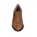 Zapato cerrado para mujer con elasticos y tachuelas en gamuza cognac tacon 5 - Tallas disponibles:  42, 43, 45