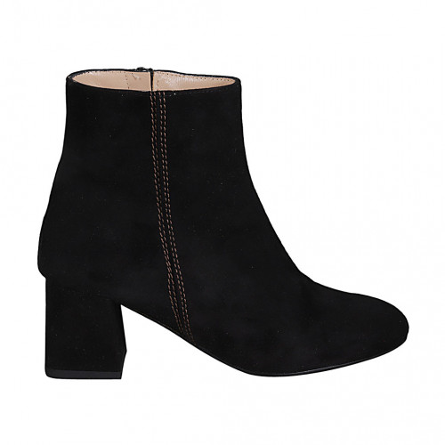 Woman's ankle boot in black suede...