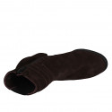 Stivaletto da donna con plantare estraibile, cerniera, fibbia ed elastico in camoscio marrone tacco 6 - Misure disponibili: 42, 43, 44, 45