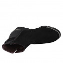 Stivaletto da donna con plantare estraibile, cerniera e accessorio in camoscio e pelle nera zeppa 4 - Misure disponibili: 42