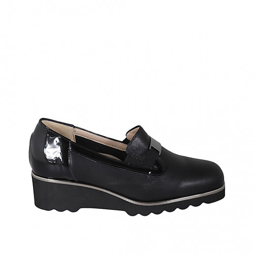 Mocassin pour femmes avec accessoire, elastiques et semelle amovible en cuir et cuir verni noir talon compensé 4 - Pointures disponibles:  45