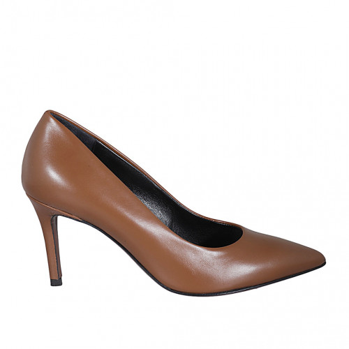 Woman's pointy pump in cognac brown...