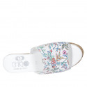 Mule para mujer en piel blanca imprimida multicolor con plataforma y cuña 7 - Tallas disponibles:  42