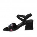 Sandalia para mujer en gamuza negra y imprimida multicolor mosaico con cinturon tacon 6 - Tallas disponibles:  42, 44