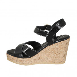 Sandale pour femmes en cuir verni noir avec courroie, plateforme et talon compensé 9 - Pointures disponibles:  42, 45 2