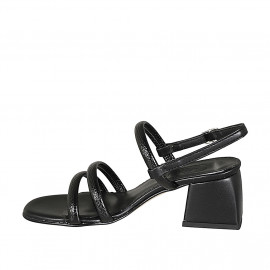 Woman's sandal in black... 2