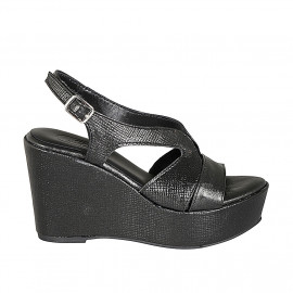 Woman's sandal in black...