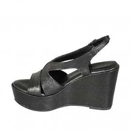 Woman's sandal in black... 2