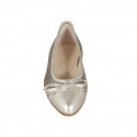 Ballerina a punta con fiocco in pelle laminata platino e tessuto intrecciato multicolor tacco 2 - Misure disponibili: 43, 44