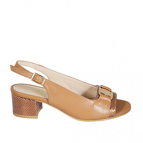 Sandale pour femmes avec accessoire en cuir cognac et cuir verni imprimé lamé cuivre talon 5 - Pointures disponibles:  32, 42, 44
