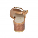Sandalia para mujer con accesorio en piel cognac y charol estampado laminado cobrizo tacon 5 - Tallas disponibles:  32, 42, 44