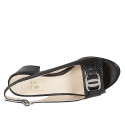 Sandalia para mujer con accesorio en piel negra y charol estampado laminado tacon 5 - Tallas disponibles:  32, 45