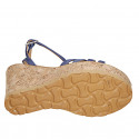Sandalo con cinturino da donna in camoscio blu con borchie dorate e plateau e zeppa 9 - Misure disponibili: 31, 32