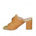 Mule para mujer en gamuza de color cognac con hebilla de estras multicolor tacon 8 - Tallas disponibles:  32, 34, 43