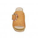 Mule para mujer en gamuza de color cognac con hebilla de estras multicolor tacon 8 - Tallas disponibles:  32, 34, 43