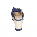 Sandalia para mujer en gamuza azul con tachuelas, plataforma y cuña 7 - Tallas disponibles:  43, 44