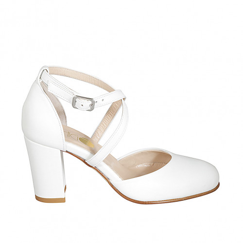 Woman's open shoe with crossed strap...