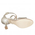 Scarpa aperta da donna con cinturino incrociato in pelle laminata platino tacco 8 - Misure disponibili: 43, 44, 45, 46