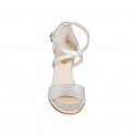 Scarpa aperta da donna con cinturino incrociato in pelle laminata argento tacco 8 - Misure disponibili: 42, 45, 46