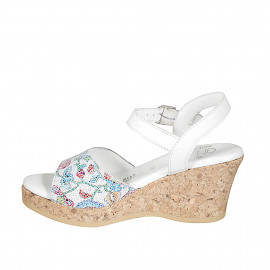 Sandalia para mujer en piel blanca imprimida multicolor mosaico con cinturon, plataforma y cuña 7 - Tallas disponibles:  42, 44 2