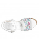 Sandale pour femmes en cuir blanc imprimé mosaïque multicouleur avec courroie, plateforme et talon compensé 7 - Pointures disponibles:  42, 44