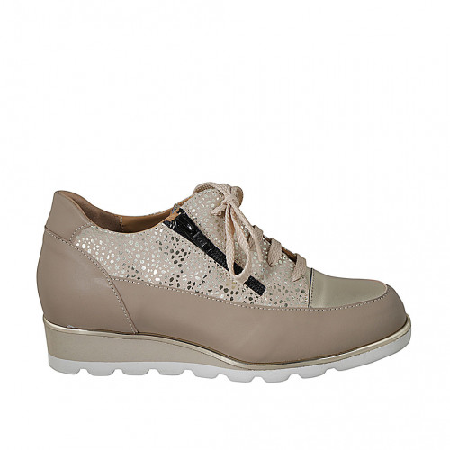 Chaussure à lacets avec semelle amovible et fermeture éclair en cuir taupe et platine et daim beige imprimé talon compensé 3 - Pointures disponibles:  31