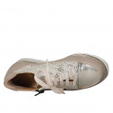 Scarpa stringata da donna con plantare estraibile e cerniera in pelle taupe e platino e camoscio beige stampato platino zeppa 3 - Misure disponibili: 31