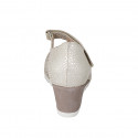 Decolté da donna con cinturino di velcro e plantare estraibile in camoscio forato beige e stampato platino zeppa 6 - Misure disponibili: 42, 43, 44