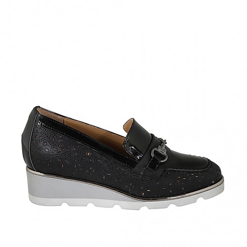 Mocasín para mujer con accesorio plateado y plantilla extraible en piel perforada negra y charol negro cuña 4 - Tallas disponibles:  31