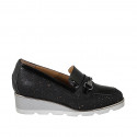 Mocassino da donna con accessorio argentato e plantare estraibile in pelle forata nera e vernice nera zeppa 4 - Misure disponibili: 31