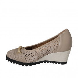 Escarpin pour femmes avec semelle amovible et accesoire d'or en cuir beige et daim perforé beige talon compensé 6 - Pointures disponibles:  42, 45 2