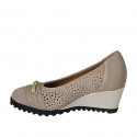 Escarpin pour femmes avec semelle amovible et accesoire d'or en cuir beige et daim perforé beige talon compensé 6 - Pointures disponibles:  42, 45