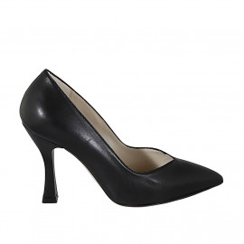 Woman's pointy pump shoe...