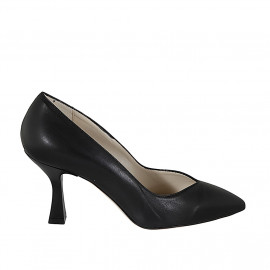 Woman's pointy pump shoe with V-cut in black leather heel 7 - Available sizes:  31, 42