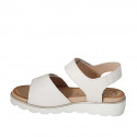 Sandalo da donna con velcro e borchia in pelle bianca e pelle stampata platino zeppa 3 - Misure disponibili: 32