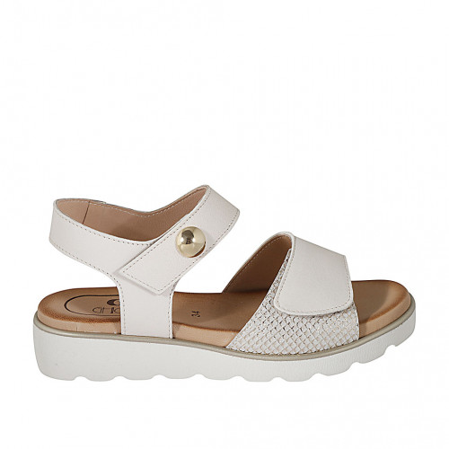 Sandalo da donna con velcro e borchia in pelle bianca e pelle stampata platino zeppa 3 - Misure disponibili: 32