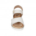 Sandale pour femmes avec fermeture velcro et goujon en cuir blanc et cuir imprimé platine talon compensé 3 - Pointures disponibles:  32