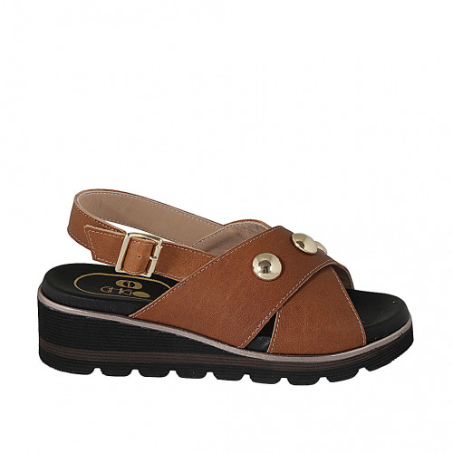 Woman's sandal with studs in cognac...