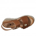 Sandale pour femmes avec fermeture velcro et goujons en cuir cognac talon compensé 4 - Pointures disponibles:  42