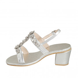 Sandalia para mujer en piel laminada plateada con pedreria de cristal a forma de flores tacon 6 - Tallas disponibles:  42 2