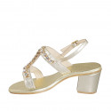 Sandalo da donna con strass di cristalli dorati in pelle laminata platino tacco 6 - Misure disponibili: 42, 45