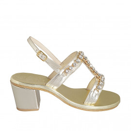 Sandalo da donna con strass di cristalli dorati in pelle laminata platino tacco 6 - Misure disponibili: 42, 45