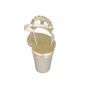 Sandalo da donna con strass di cristalli dorati in pelle laminata platino tacco 6 - Misure disponibili: 42, 45
