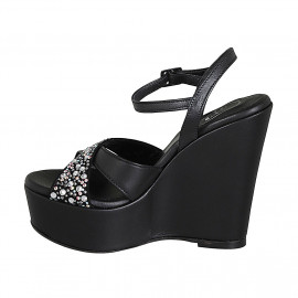 Woman's sandal in black... 2